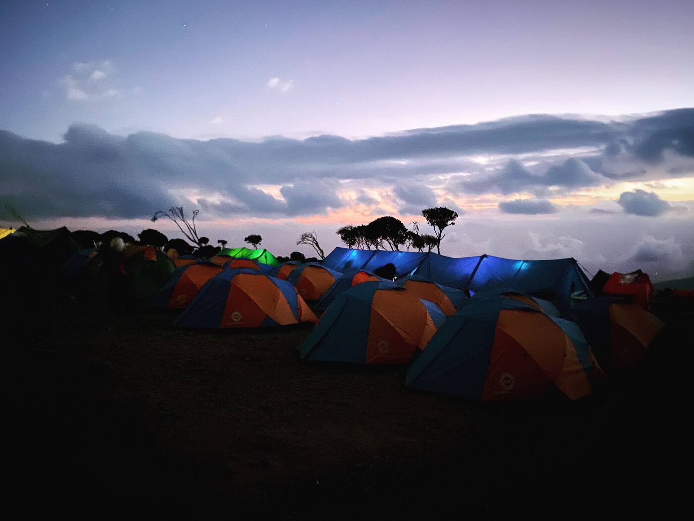 Tentes orange et bleues au crépuscule