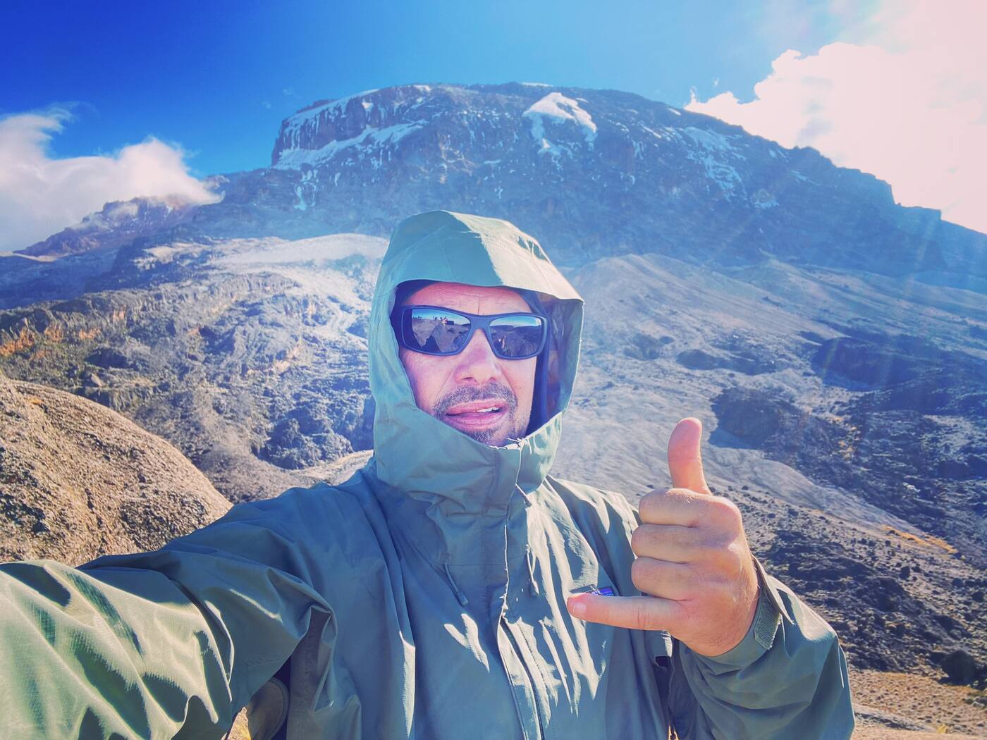 Kibo et glaciers derrière la capuche