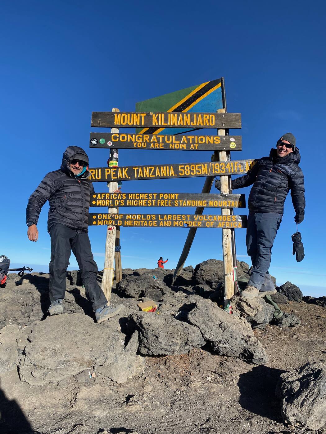 Uhuru Peak 5895 m, deux grimpeurs au panneau Kilimanjaro