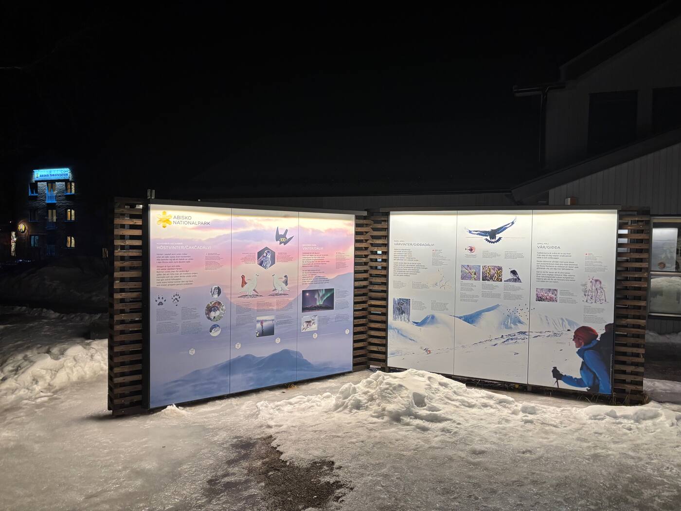 Panneaux Abisko nationalpark, nuit, Turiststation au fond