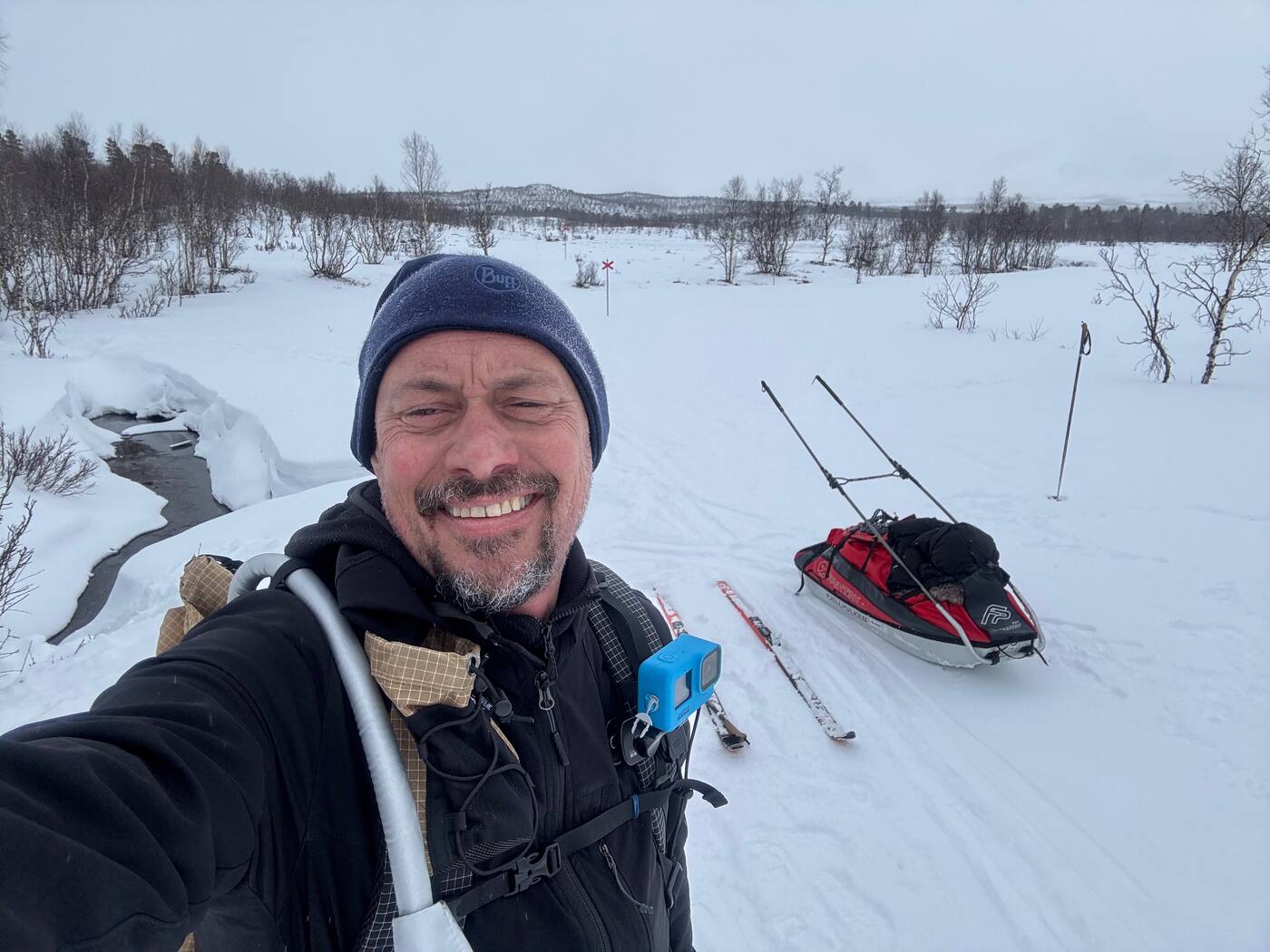 Départ avec Buff, GoPro et pulka Fjellpulken