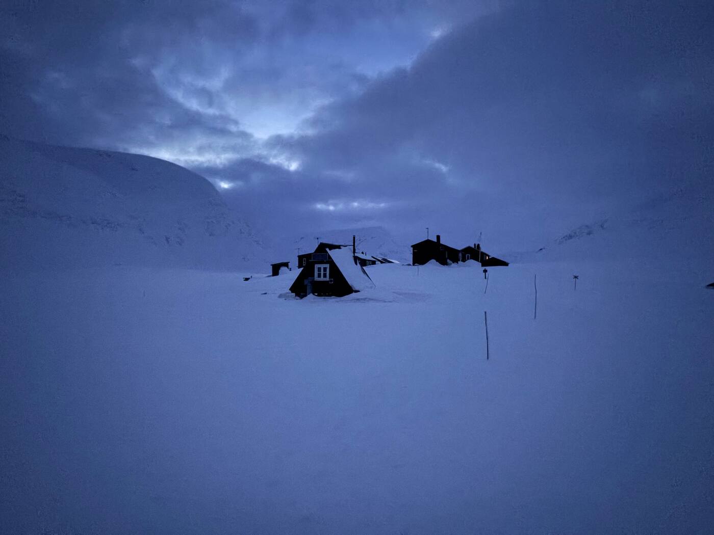 Fjällstugor STF sous un ciel bleu d’hiver