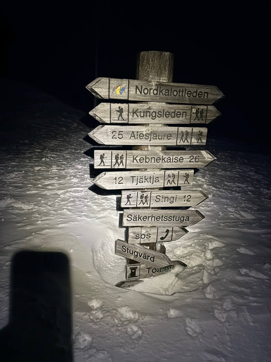 Pancarte de nuit : Kungsleden, Alesjaure, Kebnekaise, Tjäktja, Singi