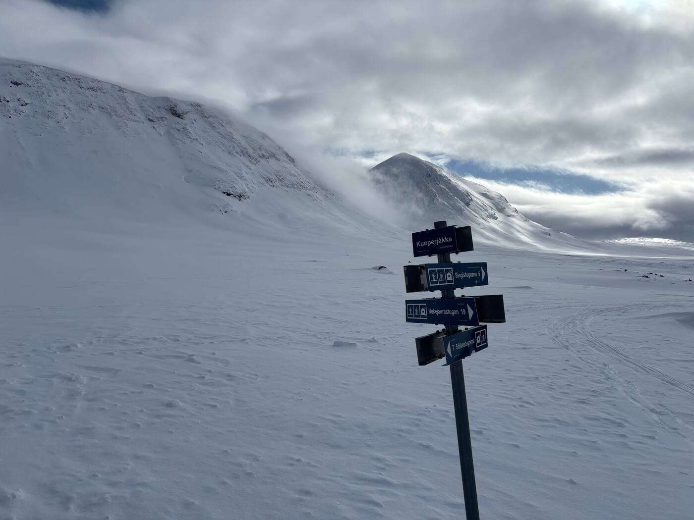 Panneau Kuoperjåkka, Singistugorna, Sälkastugorna