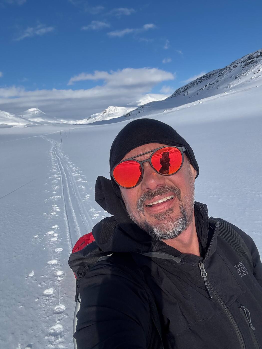 Autoportrait sur la trace, lunettes rouges, The North Face