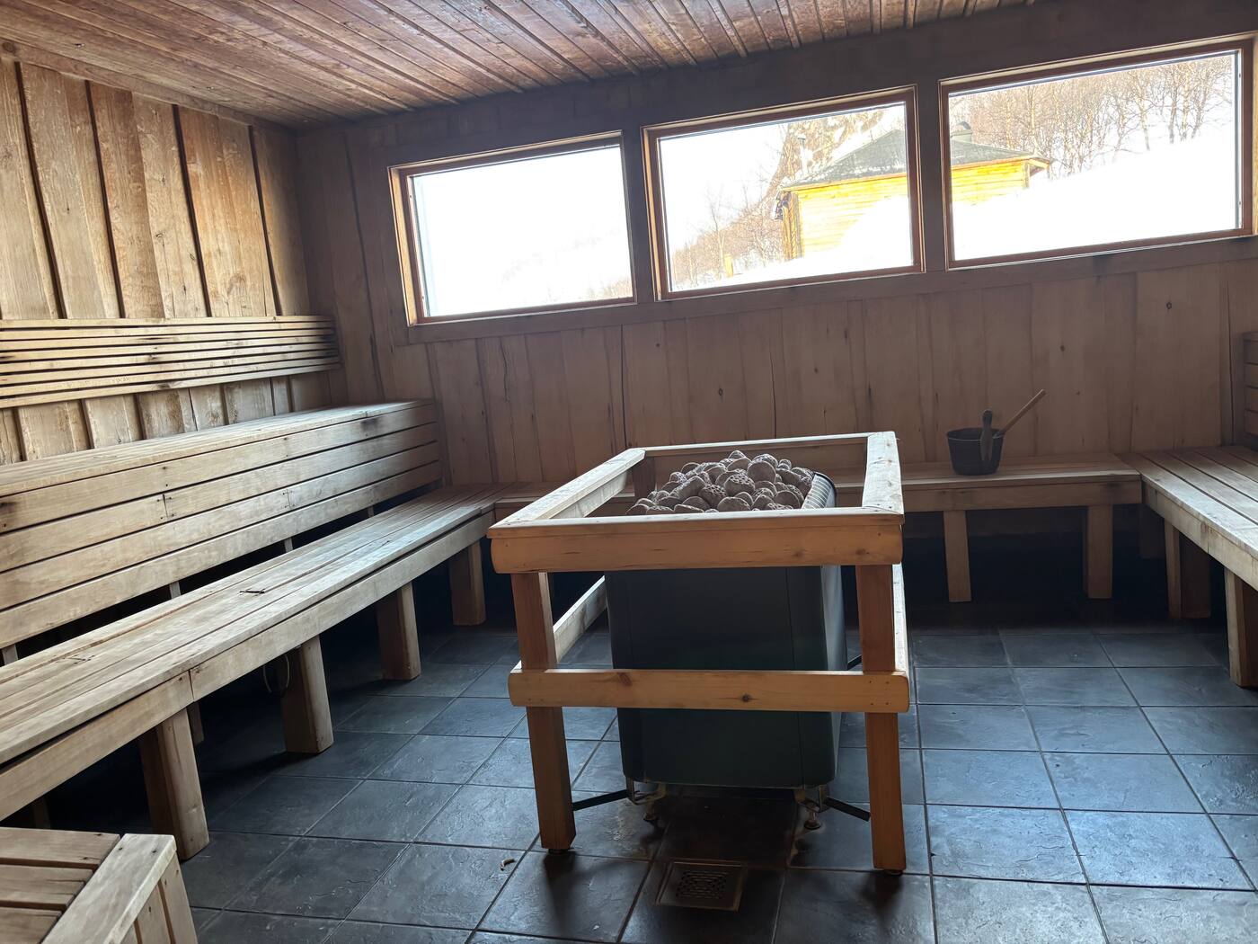 Sauna bois, vue sur la neige